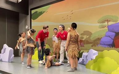 北京勵步戲劇課程 專業引導下的表演舞臺，點亮孩子的無限潛能