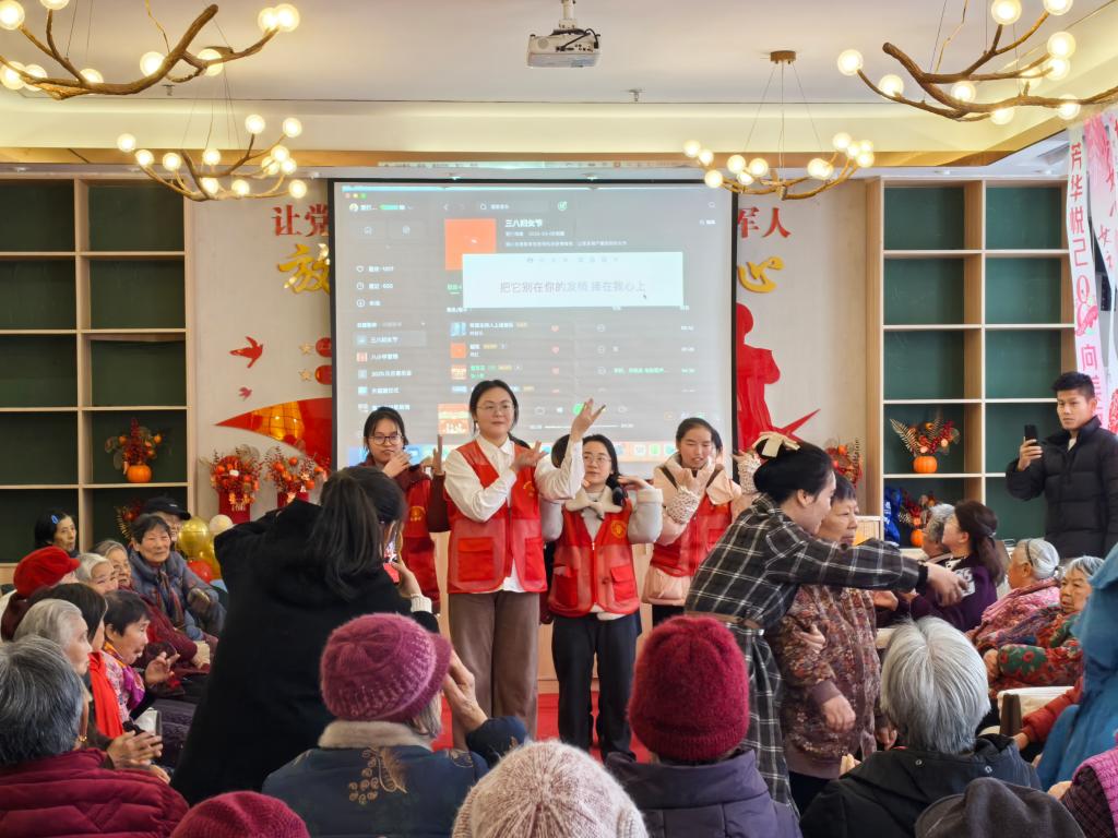 護(hù)理學(xué)院黨總支開展“我為群眾辦實事”志愿服務(wù)活動 健康科普進(jìn)社區(qū)，文藝表演暖人心